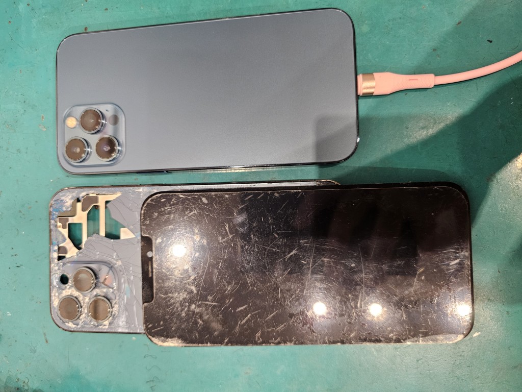 背面に穴が開いてしまったiPhone12ProMax修理致しました【スマホ修理工房　北千住マルイ店】